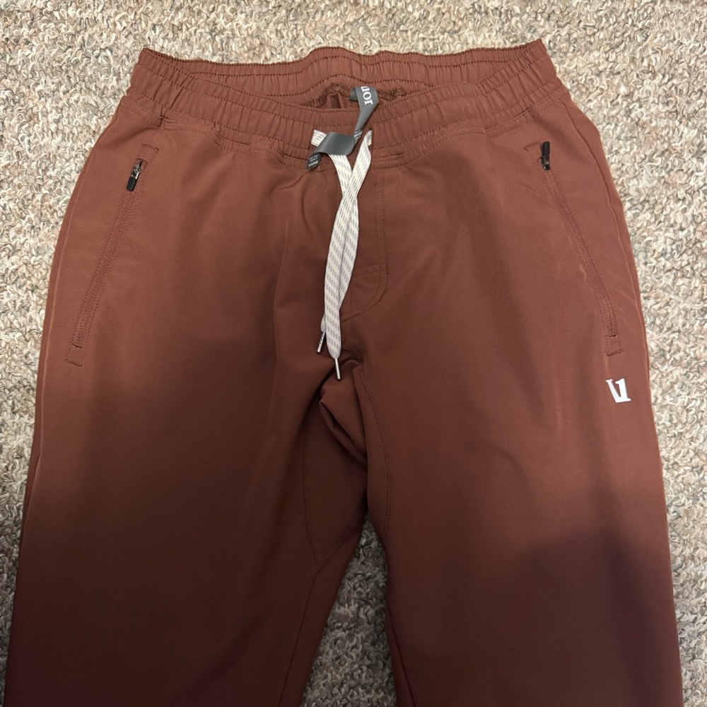 Vuori Men's Sunday Performance Jogger in Rust